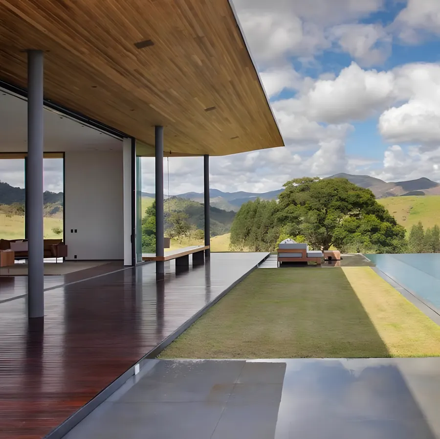 Deck coberto com portas de vidro abertas para a paisagem