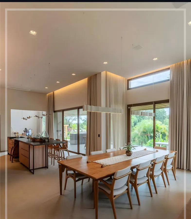 Sala de jantar com janelas altas e vista para o jardim