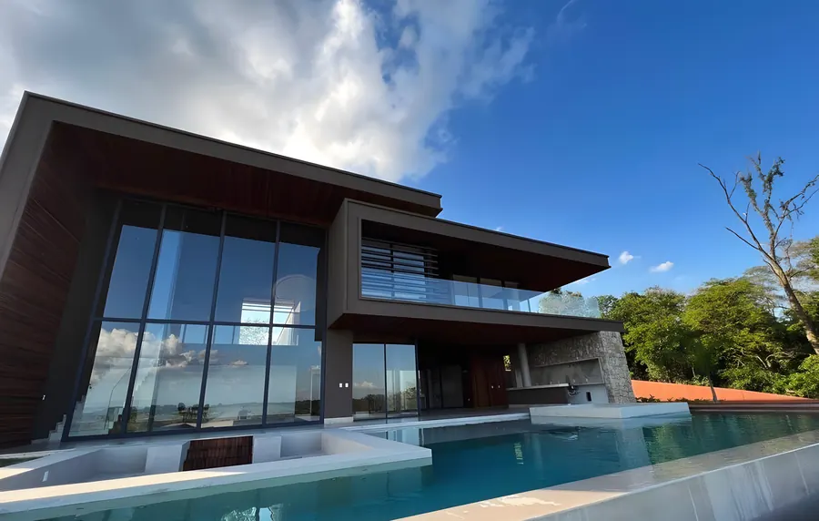 Residência de alto luxo com pele de vidro e piscina de borda infinita