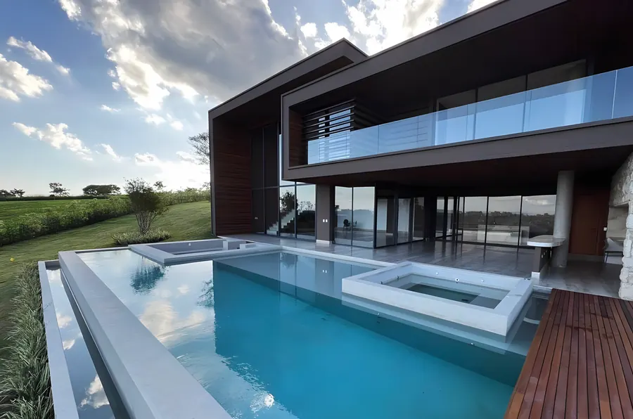 Casa com guarda-corpo de vidro e piscina com deck