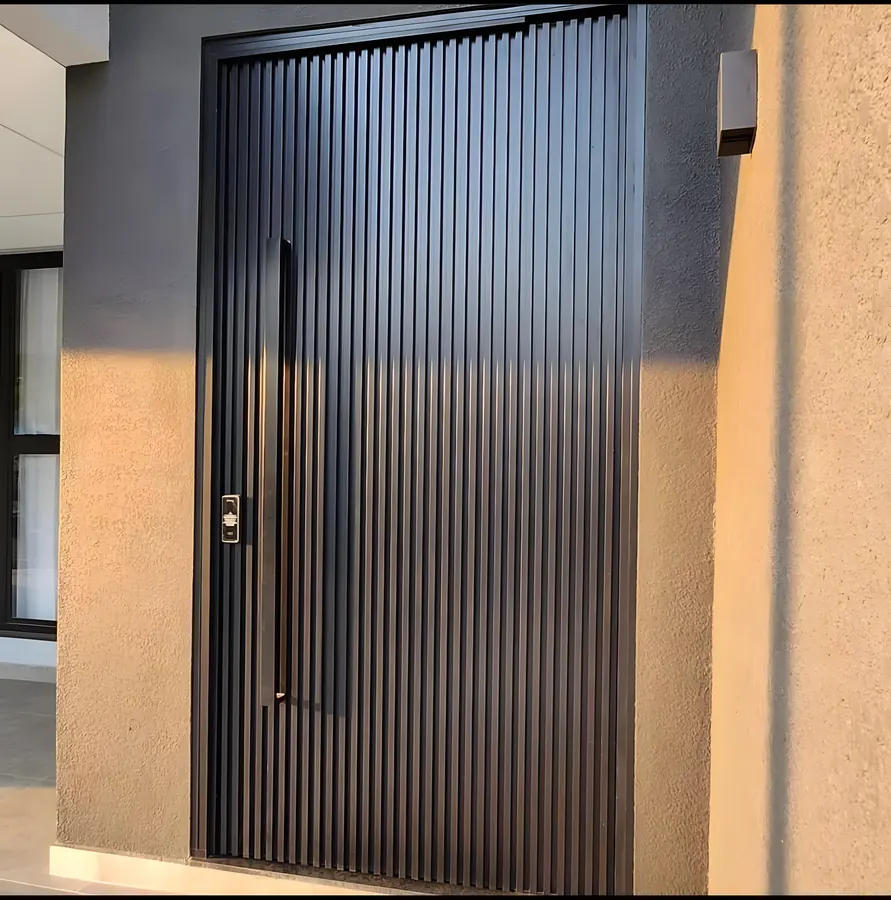 Porta pivotante preta de alumínio ripado